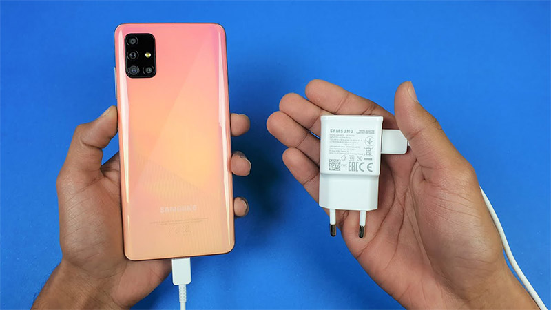 Người dùng thực hiện sạc pin Samsung A51